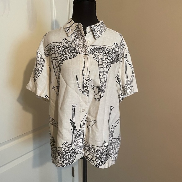 Jane and Delancey Tops - Jane + Delancey Giraffe Novelty Print Short Sleeve Button Down Shirt Top Size M